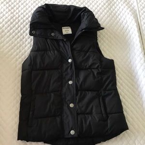 Old navy black puffer vest with fleece lining.